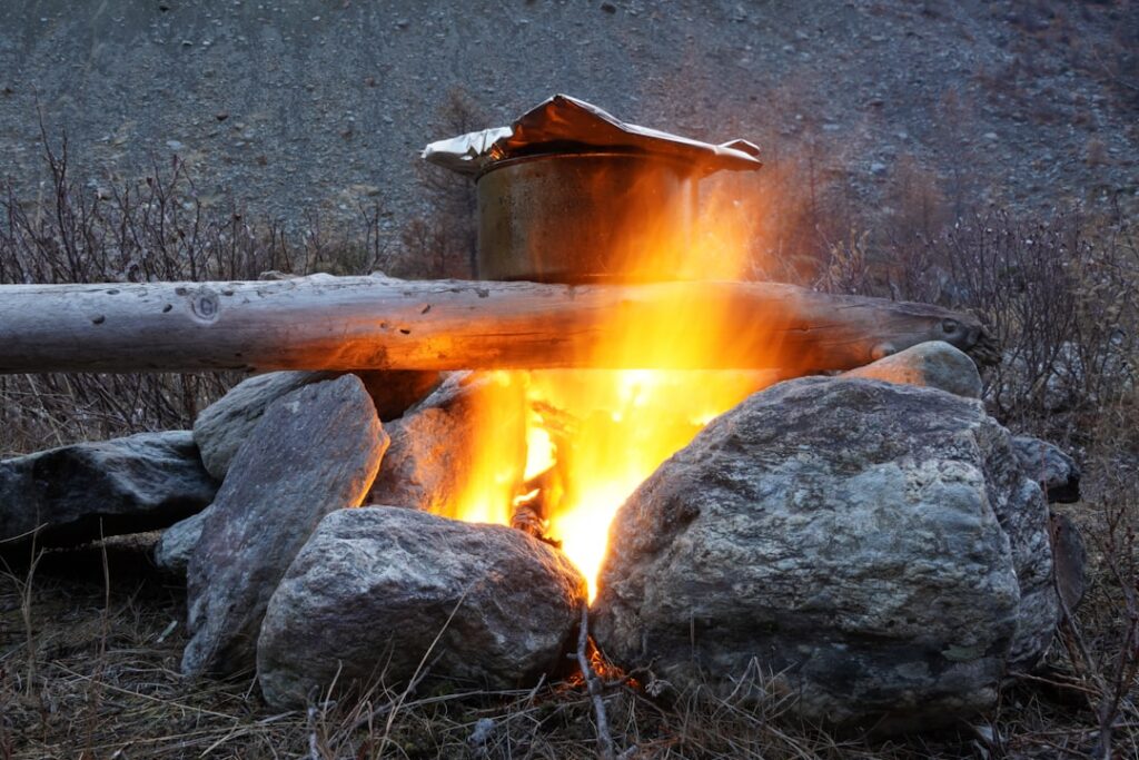 キャンプの焚き火で焼き芋を失敗しない方法｜時間・包み方・火加減を徹底解説（イメージ写真）